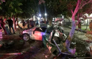 Bandidos sequestram motorista de aplicativo e capotam carro durante a fuga