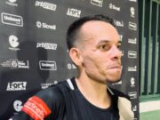 Atacante Marquinhos do Sul celebra gol e se emociona ao lembrar do alagamento de sua casa no RJ