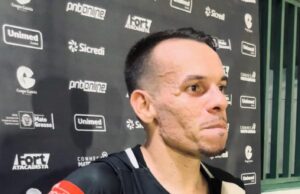 Atacante Marquinhos do Sul celebra gol e se emociona ao lembrar do alagamento de sua casa no RJ