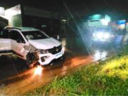 Acidente entre motocicleta e carro de passeio deixa 3 feridos em bairro de Sinop