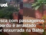 Fusca com passageiros a bordo é arrastado por enxurrada na Bahia; vídeo flagra momento