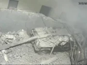 Mulher morre e homem fica ferido após casa desabar em cima de carro no Rio