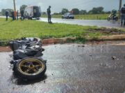 Motociclista é arremessado a 30 metros após bater atingir veículo em rotatória