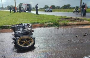 Motociclista é arremessado a 30 metros após bater atingir veículo em rotatória