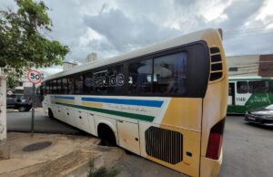 Ônibus com pacientes cai em bueiro e ‘tranca’ rua no Consil; vídeo