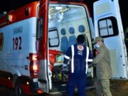 Jovem fica ferido após carro atingir sua moto e ele ser arremessado contra muro