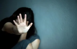 Polícia prende ex-padrasto que estuprou enteada de 13 anos e a obrigou a abortar