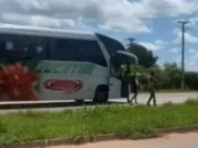 Venezuelano sequestra ônibus de viagem e faz 20 passageiros reféns em MT