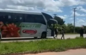 Venezuelano sequestra ônibus de viagem e faz 20 passageiros reféns em MT