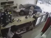 Veículo desgovernado invade estabelecimento e quase atropela criança em SP; veja