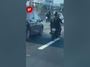 Motociclista usa melancia como ‘capacete’ em rodovia de Caxias no RJ; veja