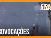 PMs de SP não se intimidam, entra em comunidade e apagam pichação sobre o PCC