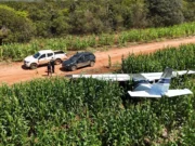 Avião cai em fazenda e dupla é presa com armas e munições