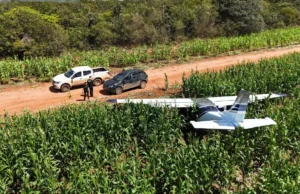 Avião cai em fazenda e dupla é presa com armas e munições