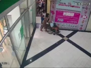 Câmera de banco no Rio de Janeiro registrou chegada de idoso com a cabeça tombada