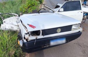 Carro parte ao meio após colidir com caminhonete em MT