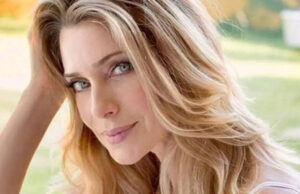 Nua, Leticia Spiller toma banho de cachoeira e exibe momento na web: ‘Salve Jorge!’