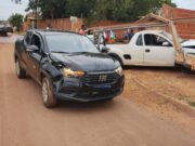 Motorista derruba muro de casa após colidir contra Strada