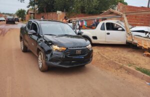 Motorista derruba muro de casa após colidir contra Strada