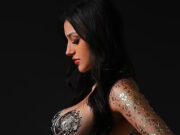 Bia Miranda faz ensaio gestante com barrigão e corpo cobertos nu: ‘Veja’