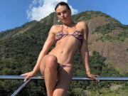 Isis Valverde mostra como usar top cortininha de um jeito diferente: ‘Estilo!’