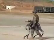 Soldado chinês foi flagrado “passeando” com seu cão robô, armado com uma metralhadora