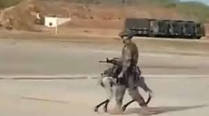 Soldado chinês foi flagrado “passeando” com seu cão robô, armado com uma metralhadora