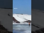 Vídeo flagra banhistas sendo arrastados por onda na Praia de Itacoatiara no RJ