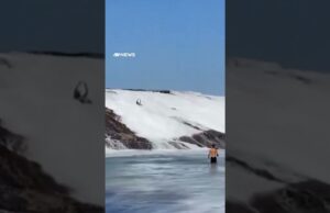 Vídeo flagra banhistas sendo arrastados por onda na Praia de Itacoatiara no RJ