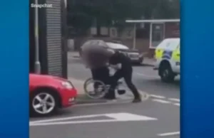 Policial é flagrado dando socos em cadeirante e só tem uma perna na Inglaterra