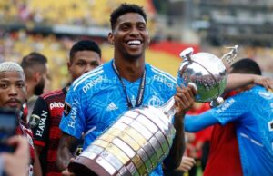 Corinthians está em negociações avançadas com o goleiro Hugo Souza, do Flamengo