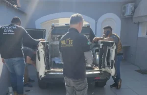 Mulher e filho são rendidos por criminosos e têm carro roubado na frente de casa no RJ