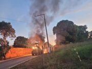 Acidente entre Pá carregadeira e moto deixa idoso em estado grave