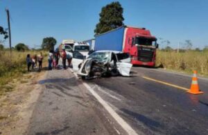 Irmãos morrem em grave acidente entre 2 Yaris na BR-174