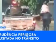 Homem de bicicleta, com criança no ombro, pega “rabeira” de caminhonete; veja