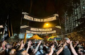 Torcida do Corinthians protesta no Parque São Jorge e Augusto Melo promete melhorias e reforços
