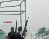 Navio de carga grego é atingido por barco kamikaze e afunda no Mar Vermelho; veja