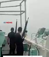 Navio de carga grego é atingido por barco kamikaze e afunda no Mar Vermelho; veja