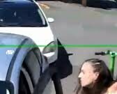 Após ser ameaçada, atendente reage e dá martelada no para-brisa do carro de cliente; veja