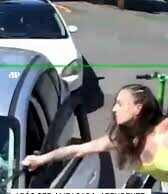 Após ser ameaçada, atendente reage e dá martelada no para-brisa do carro de cliente; veja
