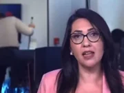 Repórter da CNN Brasil faz sujeira e varre a Redação ao vivo; veja