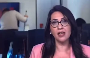 Repórter da CNN Brasil faz sujeira e varre a Redação ao vivo; veja