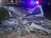 Homem morre após bater Corolla na traseira de caminhão