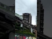 Brasileiro se surpreende com trem na China que atravessa prédio; veja