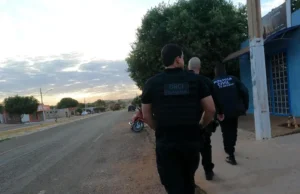 Adolescente que divulga automutilação e faz apologia ao nazismo é alvo da polícia