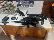 Polícia apreende arsenal e drogas após troca de tiros com bandidos
