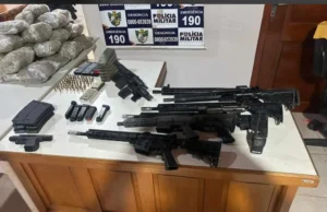 Polícia apreende arsenal e drogas após troca de tiros com bandidos