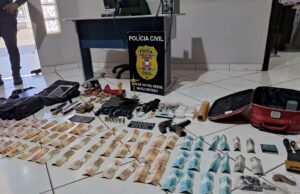 Bandidos que fizeram família refém durante roubo são presos em área de mata