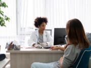 Entenda como as mulheres podem ser apoiadas pela biomedicina em todas as fases da vida