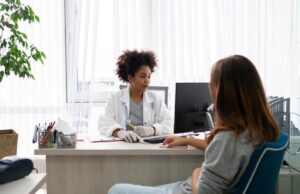 Entenda como as mulheres podem ser apoiadas pela biomedicina em todas as fases da vida